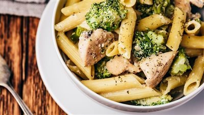 تقي من السرطان.. طريقة عمل سلطة باستا بالدجاج والبروكلي