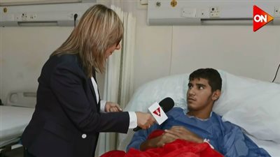 أسرته ماتت بصاروخ طيارة.. فلسطيني يروي مأساته من مستشفى العريش (فيديو)