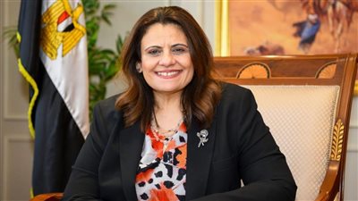 وزيرة الهجرة تهنئ طبيبًا مصريًا لتوليه منصب رئيس الكلية الملكية للجراحين في إنجلترا