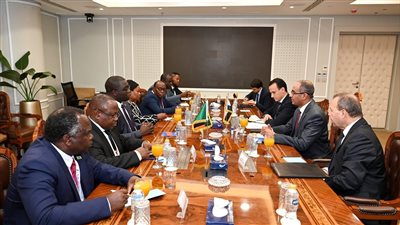 مسؤولو الإسكان يبحثون مع وزير التجارة الزامبي سبل تقديم الدعم بالمجالات المختلفة