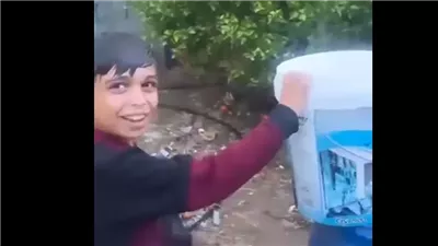 الله سقانا.. كلمات طفل من غزة يملأ دلو من مياه المطر تبكي السوشيال