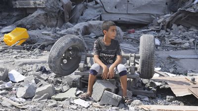 الاحتلال يعوض فشله البري في غزة بقصف النساء والأطفال (فيديو)