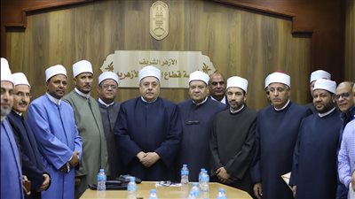 رئيس قطاع المعاهد الأزهرية يناقش سير العملية التعليمية بجميع المناطق