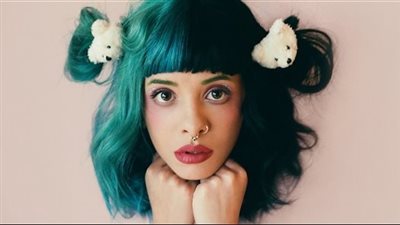 ميلاني مارتينيز ترفرف بالعلم الفلسطيني في نهاية حفلها بمانشستر (شاهد)