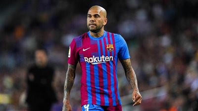 نجم برشلونة السابق ينقذ داني ألفيش من السجن