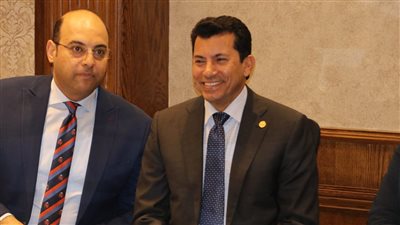 صبحي يتفقد المقابلات الشخصية لاختيار أعضاء الوفد المشارك بمنتدى الشباب المصري الروسي 