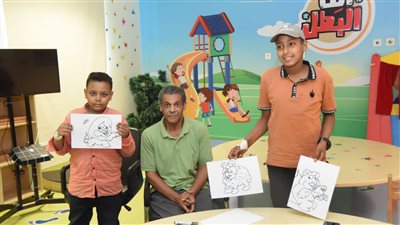 فنان الكاريكاتير عمرو حسن ينظم ورشة رسم لمحاربي السرطان الصغار في الأقصر