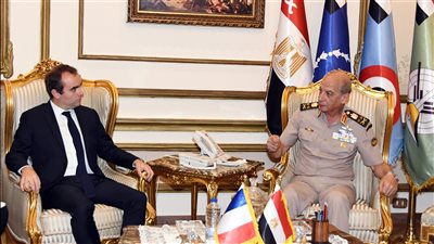 وزير الدفاع يبحث مع نظيره الفرنسي لبحث العلاقات بين البلدين