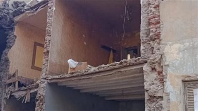 انهيار جزئي لمنزل قديم في مدينة الفشن ببنى سويف 