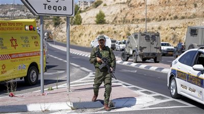شاهد.. إصابة إسرائيليين في إطلاق نار على طريق النفق بالضفة الغربية