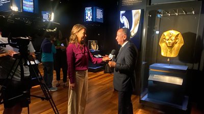 وزيري يتفقد قاعات معرض 