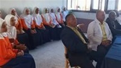 وزارة العمل توعي الطلاب والعاملين بمدارس الوادي الجديد بثقافة 