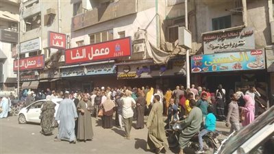 الطوابير تغلق شوارع قنا للحصول على السكر.. والكيلو يكسر الـ50 جنيهًا