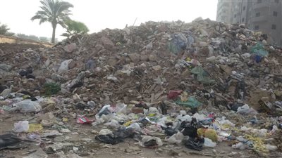 أهالى عزبة الزراعة يستغيثون بمحافظ القليوبية.. تلال القمامة تؤرق حياتنا 