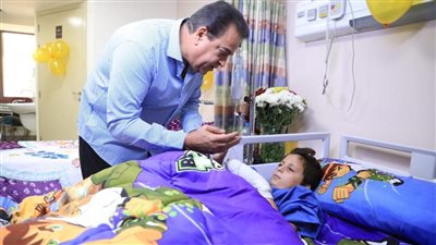 وزير الصحة يطمئن على الطفل الفلسطيني «عبدالله الكحيل» بمعهد ناصر