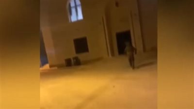 جندي إسرائيلي يلقي قنبلة داخل مسجد وقت الأذان (شاهد) 