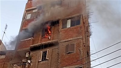 حريقٌ هائلٌ يلتهم عقارًا مكونًا من 5 طوابق بإمبابة 