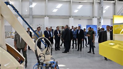 مدبولي يتفقد المراحل الإنشائية لمصنع 
