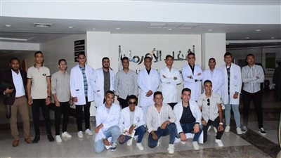 طلاب الطب بجنوب الوادي يدعمون أطفال مرضى السرطان في الصعيد