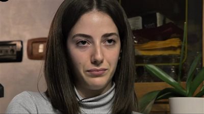 اكتشاف طالبة كاميرا مخفية موجهة على سريرها في غرفة للإيجار بإيطاليا