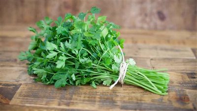 أطعمة يجب على كبار السن الابتعاد عنها.. البقدونس أبرزها 