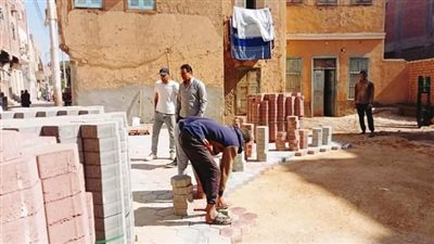 استمرار أعمال تركيب الانترلوك بشوارع مدينة دشنا في قنا 