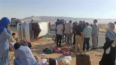  إصابة 6 أشخاص في حادث تصادم سيارتين على الطريق الصحراوي الغربي بقنا