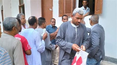 رئيس مركز قوص يشرف علي عمليات توزيع السكر المدعم