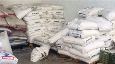ضبط 5 طن منتجات صناعية مجهولة المصدر بالعاشر من رمضان 