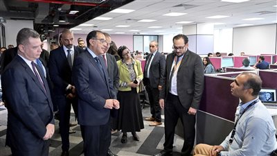 رئيس الوزراء يتفقد مركز أمازون لخدمة العملاء
