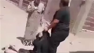 التحقيق في تعرض سيدة للإعتداء بالضرب والسحل في الشارع