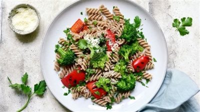  مكرونة قمح بالبروكلي والفلفل الأحمر للرجيم 