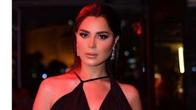 رانيا منصور بفستان مثير تكشف عن مفاتنها 