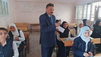 مدير تعليم نجع حمادي يتفقد مدرستي الوحدة المجمعة الإبتدائية والثانوية التجارية