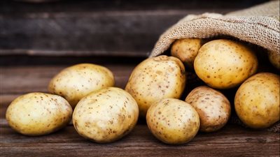 فئة معينة تحتاج إلى تناول البطاطس والموز بكثرة لهذا السبب 