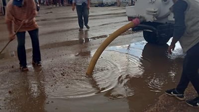 محافظ دمياط: كسح مياه الأمطار بالشوارع وإعادة فتح الطرق 