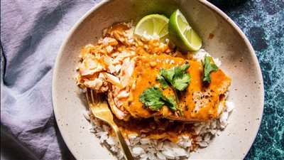 يقوي المناعة ويعزز صحة القلب| طريقة عمل سلمون بالكاري وحليب جوز الهند