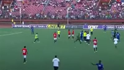 توقف مباراة مصر وسيراليون بسبب دخول الجمهور أرضية الملعب