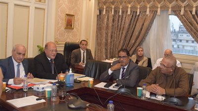 رئيس جامعة سوهاج يناقش إنشاء مدرسة للتمريض بالمستشفى الجامعي بمجلس النواب