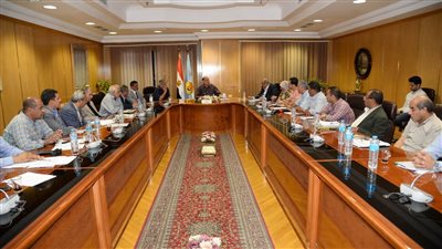 محافظ أسيوط يعقد اجتماعًا لمتابعة صيانة المعدات بالحملات الميكانيكية واستعدادها لأي طوارئ