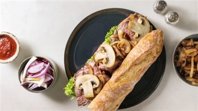 حضري ساندويتش الروست بيف مع صوص المشروم