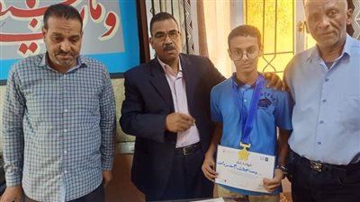 مدير تعليم قوص يكرم طالب حصل على الميدالية الذهبية بمسابقة تحدى القراءة