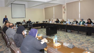 رئيس جامعة أسيوط: نولي اهتمام بزيادة نشر الوعي بقضايا البيئة بين الشباب