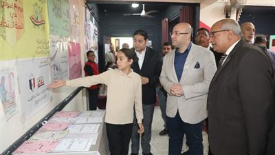 محافظ بني سويف يتفقد مبادرة رفع الوعي بأهمية المشاركة السياسية للطلاب وأولياء الأمور