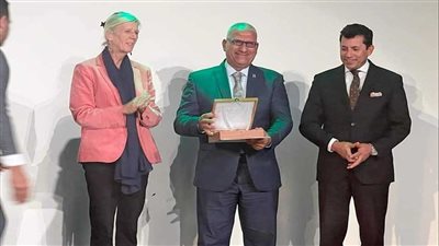 وزير الشباب والرياضة يكرم وكيل وزارة الشباب والرياضة بالبحر الأحمر