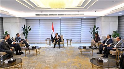 رئيس الوزراء يلتقي رئيس مجموعة أكور الرائدة عالمياً في مجال الضيافة