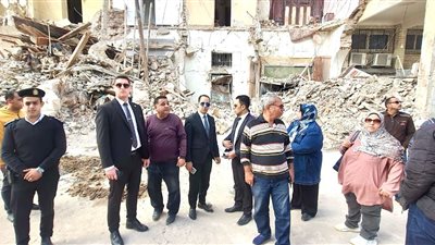 صور| النيابة الإدارية تجرى معاينة لموقع انهيار عقار بورسعيد