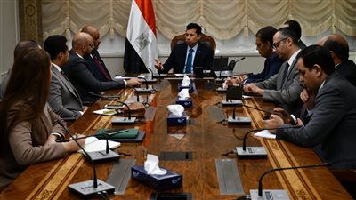 وزير الشباب يلتقى مجموعة من المستثمرين لبحث فرص الاستثمار في قطاع الطب الرياضي