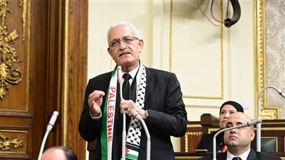 برلماني يطوق رئيس الوزراء بالوشاح الفلسطيني ويطالب بإعادة النظر باتفاقية كامب ديفيد