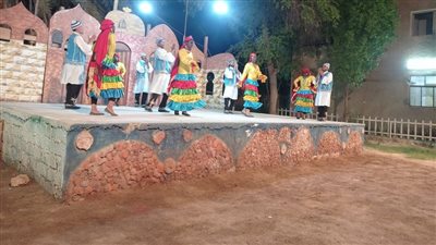 الفرقة القومية للفنون الشعبية بالخارجة تنظم عرضاً على المسرح المكشوف